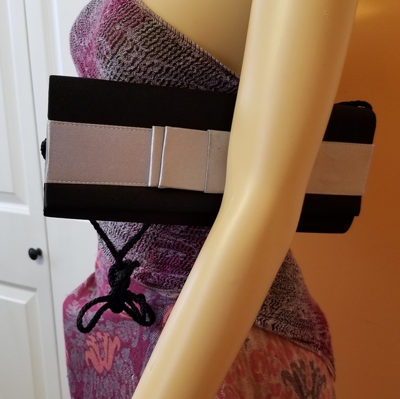 Black and Silver /Gray Clutch - Picture 4 of 8